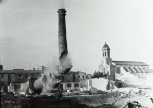 Voladura de la darrera xemeneia de l'antiga fàbrica de Mar, Vilanova i la Geltrú. Autor Jordi Más i Morando