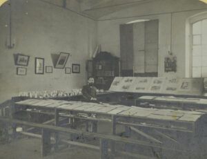 Fotografia de Josep Masclans i Pascual a l’interior de l’aula de l’Escola Nacional de Nens de Vallbona d’Anoia.