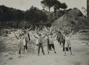 Imatges d'un grup de nens fent exercicis de gimnàstica a l'Escola de Vallbona d'Anoia