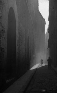 Carrers de Barcelona, possiblement al districte de Ciutat Vella. Claustre de la catedral de Barcelona [Febrer de 1948].