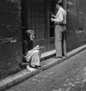 Venedora de llumins en un carrer de Barcelona