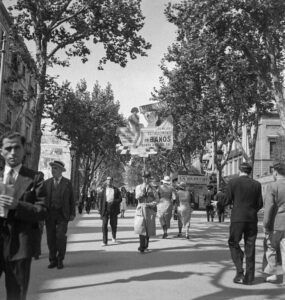 Home anunci a l'alçada del Palau Moja a la Rambla de Barcelona