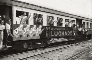 Vagons de tren pintats pel Sindicat Professional de Dibuixants amb propaganda antifeixista
