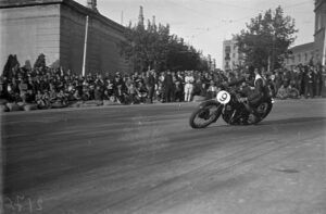 Pilot disputant el II Gran Premi Barcelona de motociclisme al circuit de Montjuïc. 22/04/1934