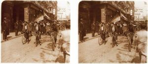 Homes i dones amb banderes celebrant la proclamació de la República Catalana, al davant de l'hotel Lloret, a la Rambla de Barcelona. 1931