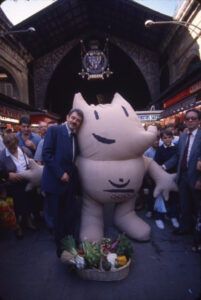 L'alcalde Pasqual Maragall i la mascota olímpica "Cobi"