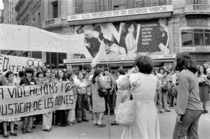Manifestació feminista de per la violació i assassinat d’Antonia España al seu pas per Gran Via i passeig de Gràcia