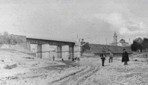Vista panoràmica del pont de ferro del Vendrell, 1888-1900. Fotografia d'autor desconegut.