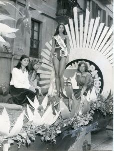 Vivianne van de Cauter, Miss Europa 1975, desfila dalt d'una carrossa de la Festa de l'Estany de Puigcerdà acompanyada de joves cerdanes.