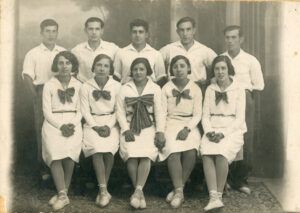 Retrat de grup dels membres de la colla sardanista Flors de Maig de la SCR l'Amistat de Mollerussa