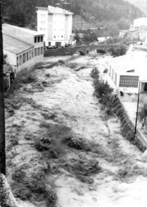El riu Congost al seu pas per Aiguafreda, riuada de 1965.