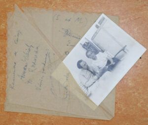 Tovalló signat per alguns dels exiliats que es trobaven a Roissy-en-Brie: Armand Obiols, Mercè Rodoreda, Núria Jordana, Anna Murià, Agustí Bartra, J. Murià, Enric Cluselles, Amàlia Casals de Cluselles i Mercè Casals
