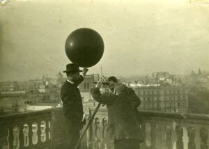 Acadèmics de la Real Acadèmia de Ciències de Barcelona alliberant un globus-sonda