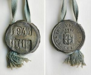 Objectes identificatius de criatures de la Casa de Maternitat, 1944. Fons: Casa de Maternitat.