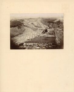 Escala del barri grec i carrer principal d’Empúries, 1908. Autoria: Josep Esquirol Pérez. Col·lecció Catàleg Monumental del Servei de Catalogació i Conservació de Monuments de la Diputació de Barcelona