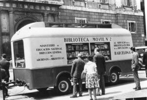 Biblioteca mòbil núm. 2 a la plaça de Sant Jaume, 31 de maig de 1960. Autoria: Joaquín M. Domínguez Font. Fons: Diputació de Barcelona.