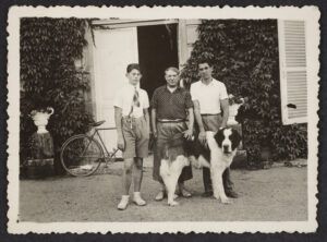 Pablo Picasso, el seu fill Paulo, i Joan Junyer al castell de Boisgeloup (Normandia), c.1935. Autoria desconeguda. Fons: Joan Junyer i Pascual.
