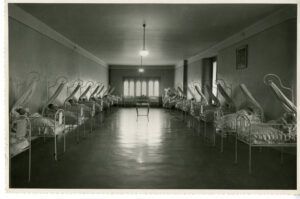 Sala de bressols del pavelló de nens lactants de la Casa de Beneficència de Tarragona