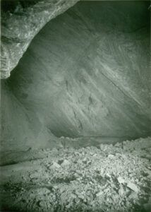 Interior de la cambra d’explotació número 11 de les mines de sals potàssiques de Cardona, propietat de la societat “Unión Española de Explosivos”, a 600 metres de fondària i tan gran en cubicatge com un camp de futbol (fixeu-vos en la figura humana del centre).