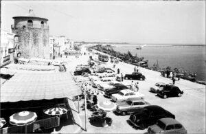 Passeig Miramar. En primer terme el restaurant Casa Gatell, la Torre del Port i les barques amarrades al Mollet del Rec. (AHT. Fons Foto Raymond. Reg 23)