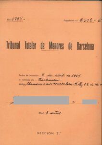 Expedient d'abandonament d'un menor de l'any 1957 del Tribunal Tutelar de Menors de Barcelona