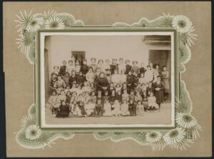 Retrat de grup de l'escola de nenes de Castellbisbal, amb la mestra Carmen Canudas Busquets