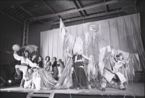 Fotografia del reportatge promocional de l'espectacle “Sol Solet” de Comediants a l'escenari del Teatre Odèon de Canet
