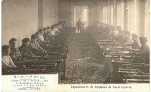 Treballadores d'una fàbrica de suro