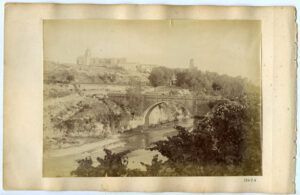 Vista general del monestir de Santes Creus, amb el pont sobre el riu Gaià a primer terme, ca. 1895. Autor: Ramon Rozada Suárez (atribuïda)