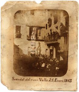 3 de 8 de la Colla del Roser a la plaça del Blat de Valls, el 25/01/1863. Autor: Jacinto Maranges (Fotografía Ceretana)