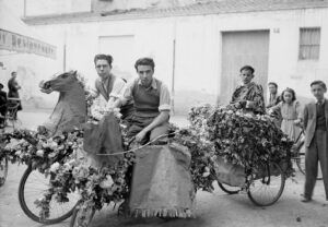 Carrossa de bicicletes engalanades, a la Rambla del Vendrell, en la Festa de la Bicicleta.  Fotografia de Feliu Olivé Nin. Fons Feliu Olivé Nin.