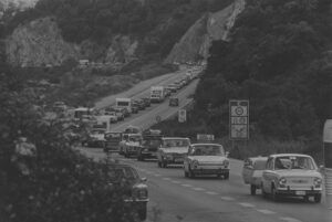 Caravana d'automòbils a la frontera d'Espanya en direcció França