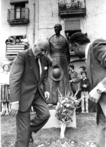 Josep Tarradelles visitant el monument al cardenal Vidal i Barraquer a Cambrils