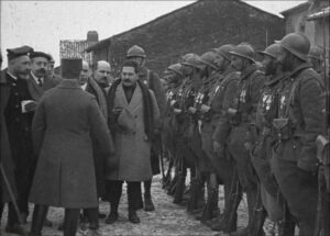 Film de la visita d'una delegació catalana a la Legió estrangera, on s'enquadren els voluntaris catalans