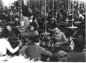 Atelier de fabrication de sacs à dos pour l'armée républicaine pendant la guerre de Sécession.