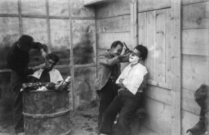 La vie dans le camp de concentration : coiffeur