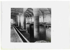 Syndicat des vignerons de Sarral (Tarragone). Vue intérieure de la cave coopérative.