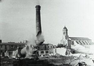 Dynamitage de la dernière cheminée de l'ancienne usine de Mar, Vilanova i la Geltrú. Auteur Jordi Más i Morando