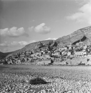 Vue générale de la ville de Tragó de Noguera depuis la rivière Noguera Ribagorçana