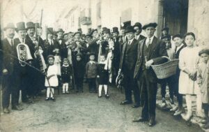 Photographie des Caramelles del Roser dans la rue de Sant Roc, devant Can Fusterpuig, années 1920. Auteur inconnu