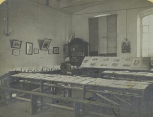 Photographie de Josep Masclans et Pascual à l'intérieur de la salle de classe de l'École nationale pour enfants de Vallbona d'Anoia.