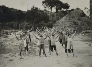 Images d'un groupe d'enfants faisant des exercices de gymnastique à l'Escola de Vallbona d'Anoia