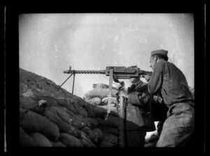 Soldats de l'Armée populaire de la République avec une mitrailleuse