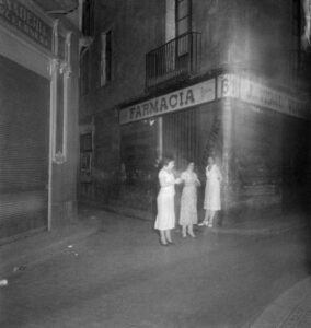 Trois femmes au coin d'une rue du Raval