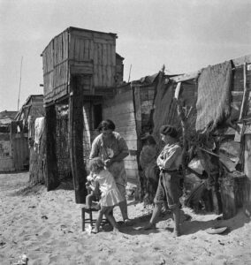 Femmes et enfants dans la caserne de Somorrostro, Barcelone
