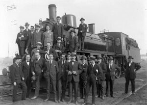Groupe de personnes entourant une locomotive à la Gare du Nord, à Barcelone