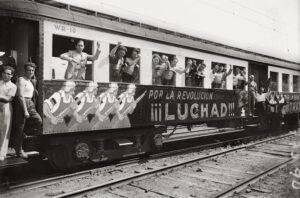Wagons de train peints par l'Union professionnelle des dessinateurs avec de la propagande antifasciste