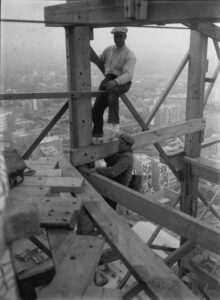 Ouvriers sur un échafaudage lors de la construction des tours de la Sagrada Família, à Barcelone.