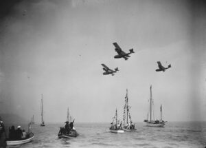 Bateaux et avions. 1930