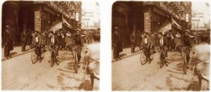 Hommes et femmes avec des drapeaux célébrant la proclamation de la République catalane, devant l'hôtel Lloret, sur la Rambla de Barcelone. 1931